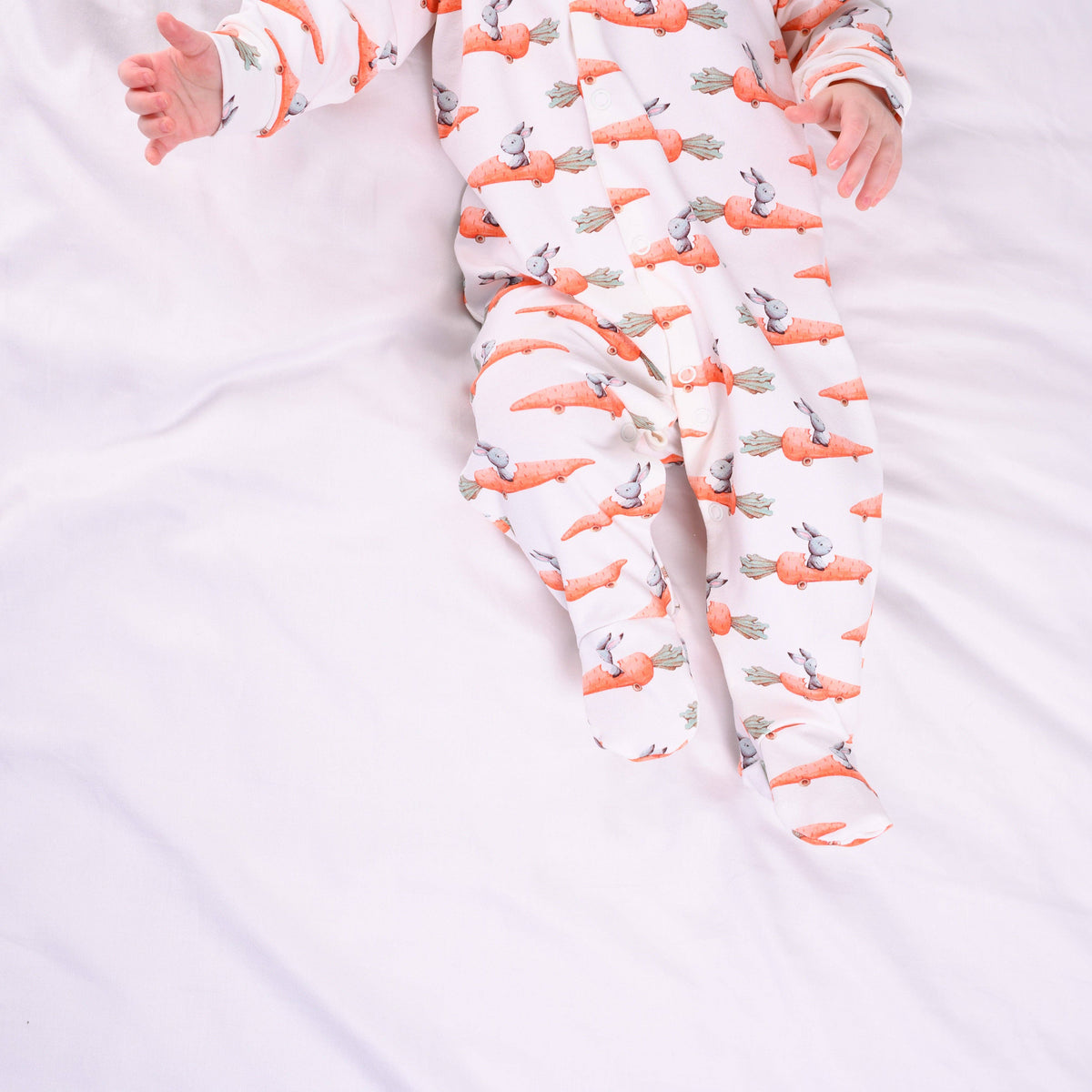 Fred & Noah - Racing carrot print cotton sleepsuit